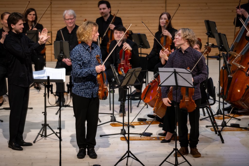 Transsi -konsertti 23.1.2026, kuvassa vuoden nuoret taiteilijat Erkki Virkkala ja Iikka Huntus sekä Keski-Pohjanmaan kamariorkesteri kapellimestarinaan Kasmir Uusitupa, kuva Susanna Salokannel