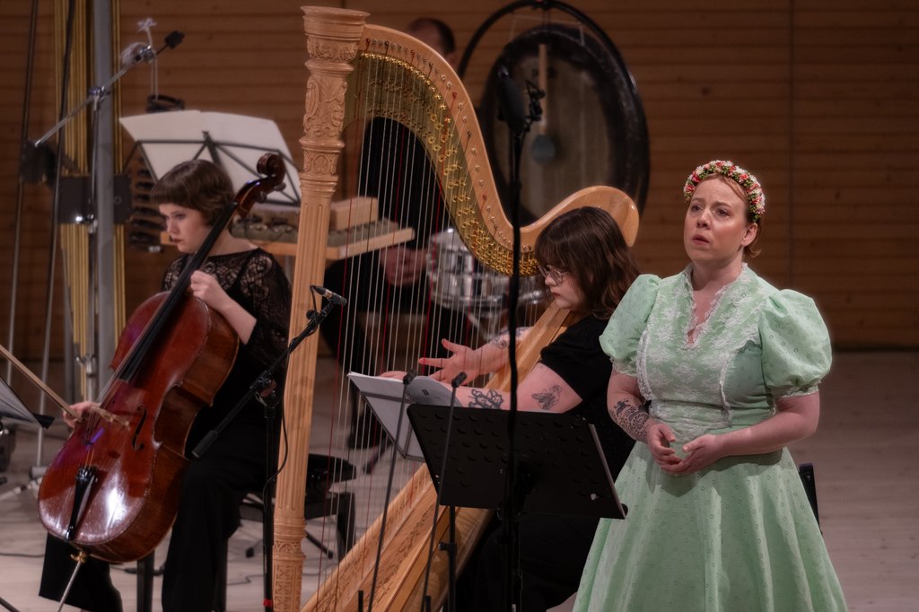 Folk Songs -konsertti 29.1.2026, kuvassa Aili Järvelä, Maaria Pulakka ja vuoden nuori taiteilija Alma Stupak, kuva Susanna Salokannel